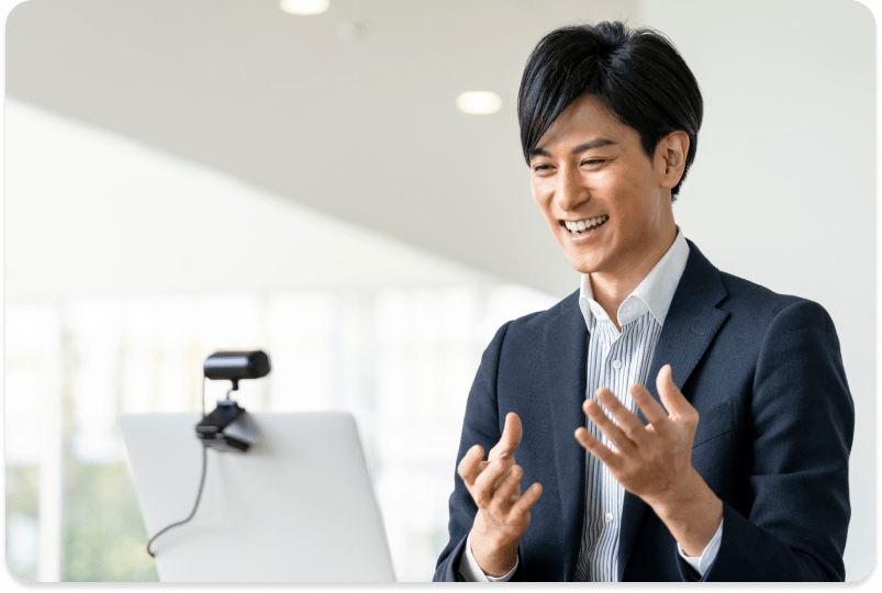 笑顔でオンラインセッションをしている男性